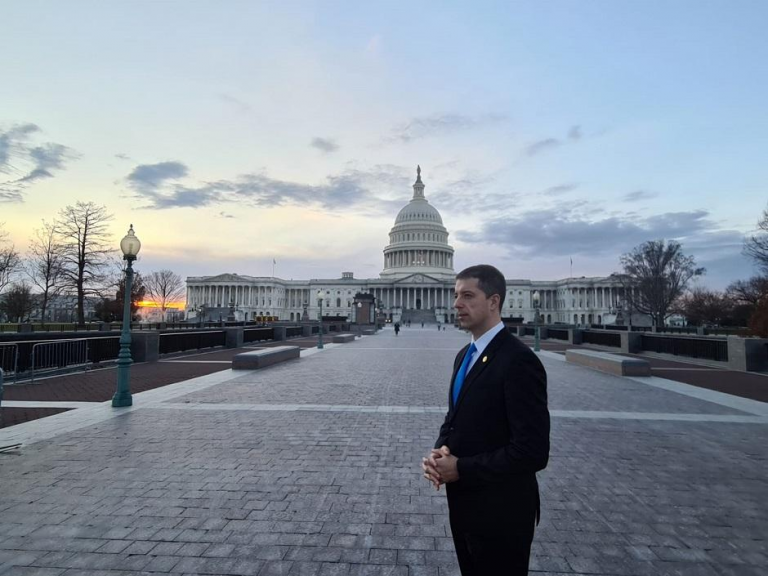 PANIKA U SNS: Đurić greškom poslao novinarima tekst iz „Njujork tajmsa“!