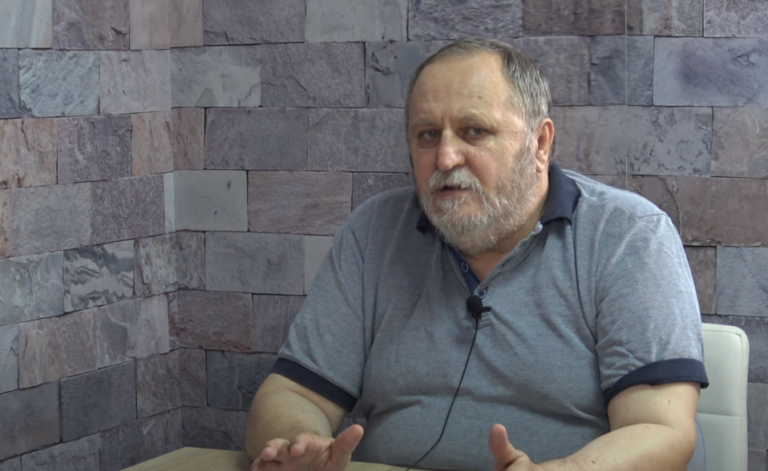 Krvave mu ruke do lakata