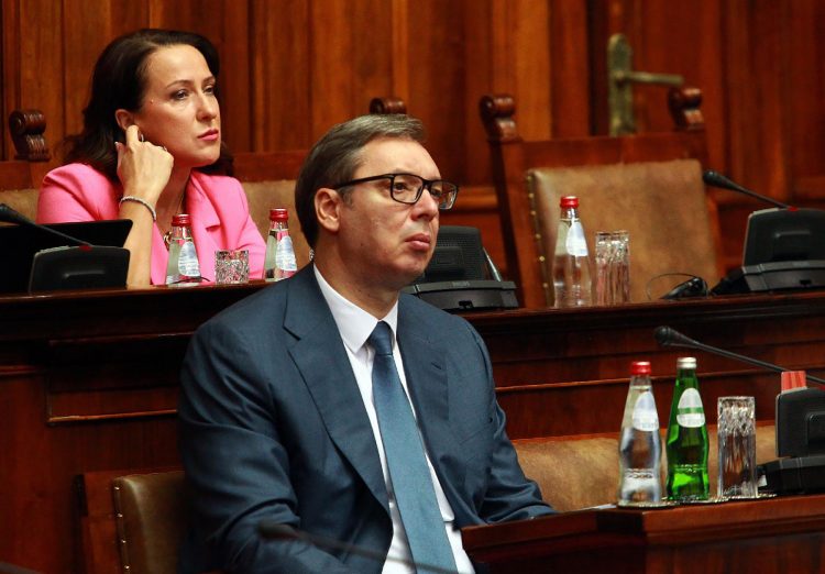 AFERA „DOSIJE“: Bolesni diktator Vučić u Skupštini imao fasciklu o svakom opozicionaru
