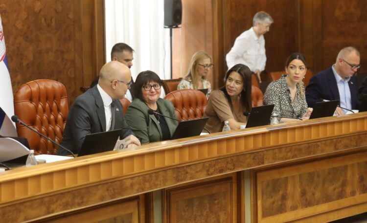 Sve diplomirani do mastera: Jedan ministar u Vladi se ne kiti diplomom