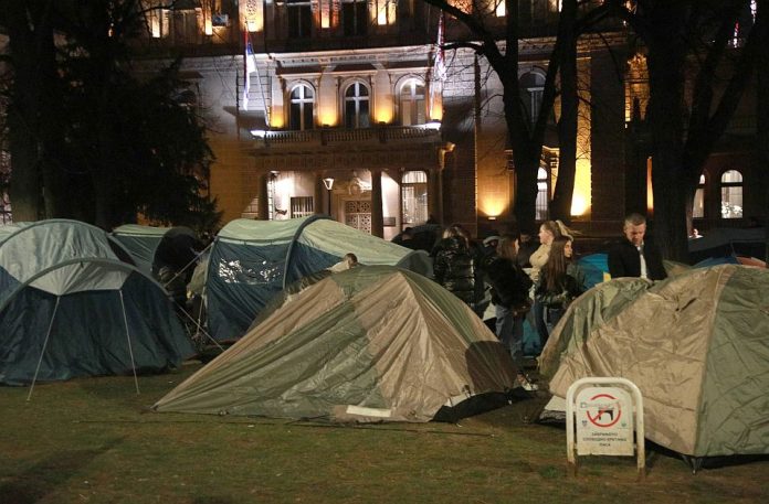 CLANOVI UDRUZENJA STUDENTI 2.0 KAMPUJU KOD PREDSEDNISTVA