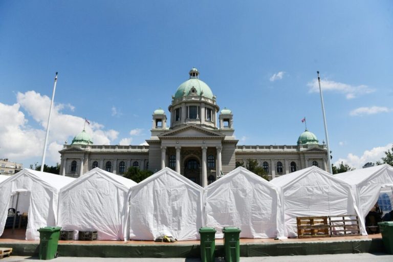 Beli šatori i dalje u centru: Ćacilend kao država za sebe, da li će narod morati da ga ukloni?