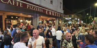 Skup podrške vlasniku razlupanog lokala u Valjevu, čeka se u redu za kafu u „Korneru“