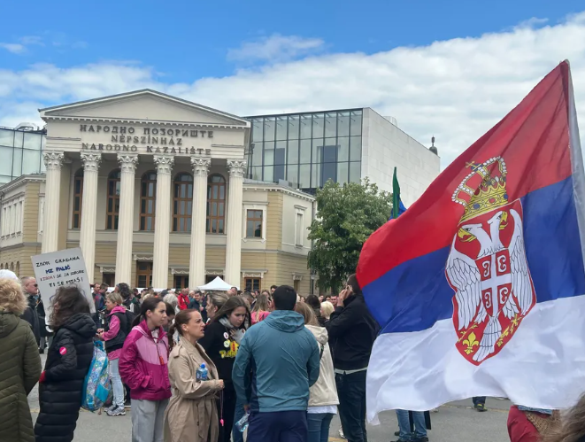 Protestna šetnja u Subotici: Građani zahtevaju raspisivanje vanrednih parlamentarnih izbora