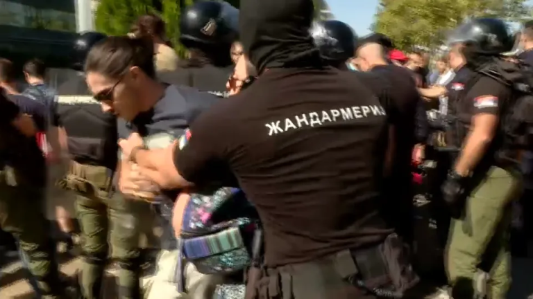 Žandarmerija opkolila narod koji je došao prekoputa Palate Srbija gde se održava vojna parada, narod uzvikuje VOJSKO UPOMOĆ!