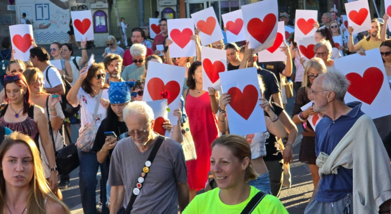 Građani u šetnji zahvalnosti studentima obišli sve fakultete na Paliluli