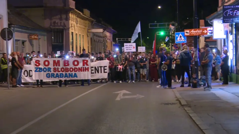 Protest u Somboru: Narod traži da se politički zatvorenici puste da se brane sa slobode!