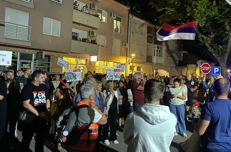 Narod u Somboru zbog smene načelnice u bolnici i političkih zatvorenika