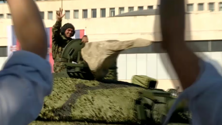 SRCE: Vučić nije uspeo da odvoji Vojsku od naroda