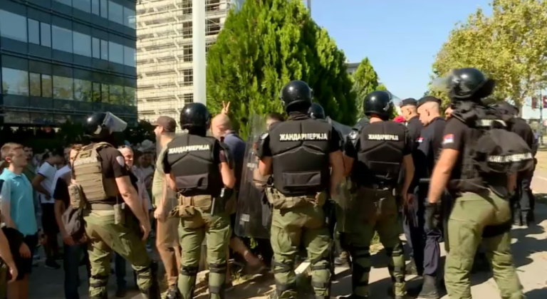 Studenti u blokadi o vojnoj paradi: Po čijem naređenju nas je kordon policije opkolio?