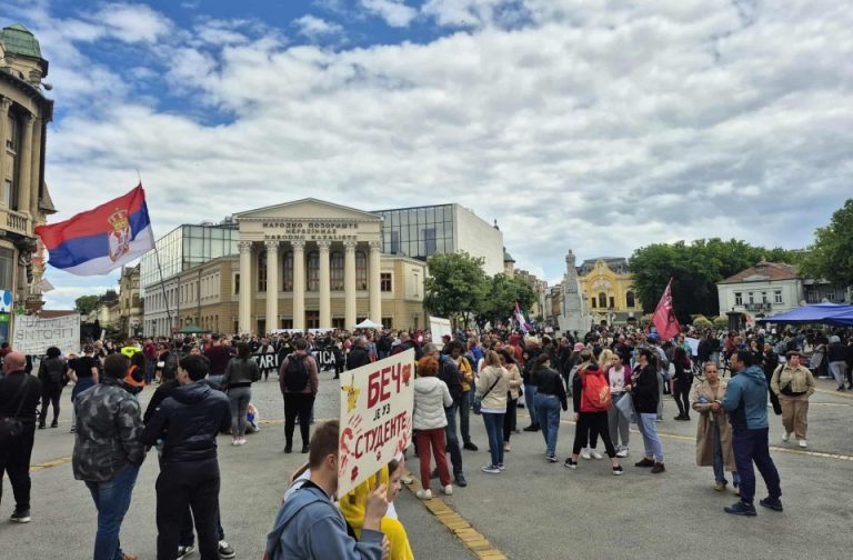VIDEO: Subotičani ponovo simbolično „dezinfikovali“ ulice nakon SNS skupa, Bačulov dobio zahvalnicu