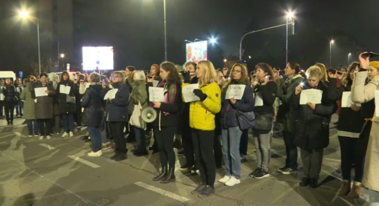 U Subotici skup podrške Dijani Hrki, građani izveli performans